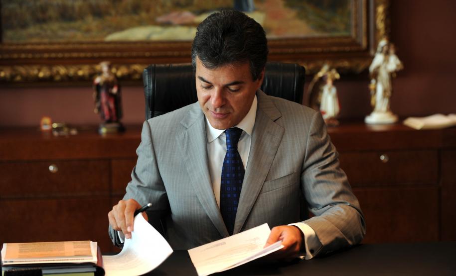 Richa amplia subsídio do ônibus para 21 municípios O governador Beto Richa encaminhou, no dia 15 de abril, para a Assembleia Legislativa um novo projeto de lei que amplia para 21 municípios o subsídio do Estado para o transporte coletivo, com a desoneração IICMS que incide sobre o óleo diesel