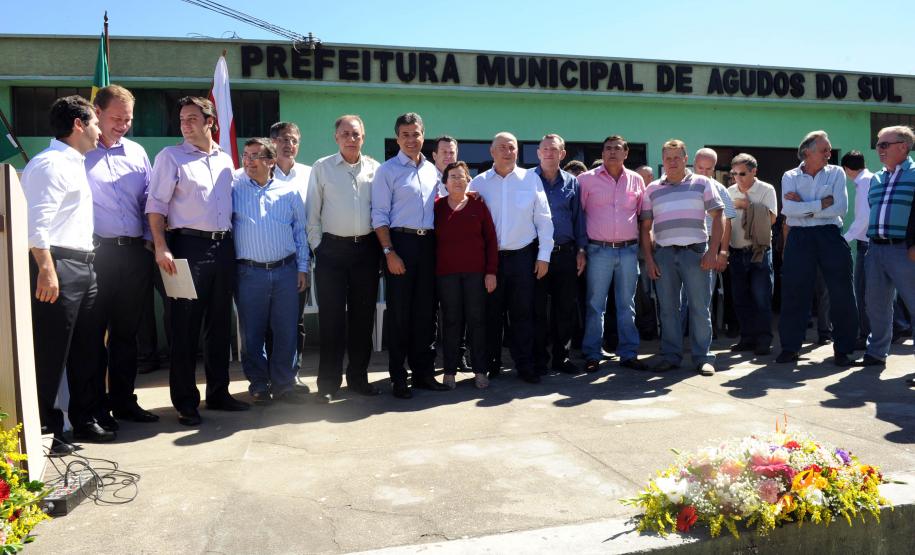 O governador Beto Richa assinou no dia 17 de abril a ordem de serviço para início da obra do contorno rodoviário de Agudos do Sul, na Região Metropolitana de Curitiba (RMC).