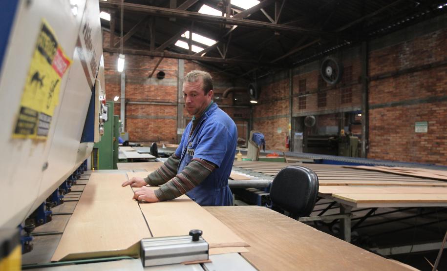 O Paraná teve o quarto melhor desempenho do país na geração de empregos com carteira assinada no mês de março. O Estado teve um saldo de 17.488 empregos celetistas, equivalente ao crescimento de 0,67% em relação ao estoque de assalariados com carteira assinada do mês anterior.