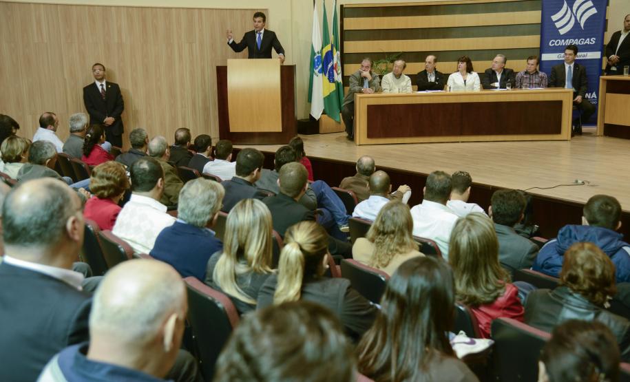 Richa anuncia mais 29 quilômetros da rede de gás natural na RMC O governador Beto Richa anunciou no dia 23 de abril o início de construção de 29 quilômetros de rede de distribuição de gás natural da Compagas para atender quatro municípios da Região Metropolitana de Curitiba (RMC).