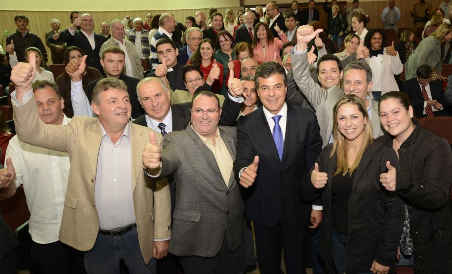 Richa libera R$ 6,4 milhões para obras em Quatro Barras O governador Beto Richa liberou, no dia 23 de abril, R$ 6,4 milhões para obras no município de Quatro Barras, na Região Metropolitana de Curitiba (RMC).