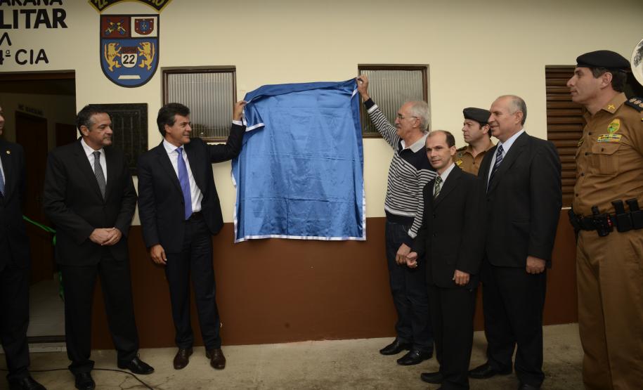 Companhia da PM de Campina Grande do Sul atenderá mais 03 municípios da RMC O governador Beto Richa entregou no dia 23 de abril a sede da 4ª Companhia do 22º Batalhão da Polícia Militar, em Campina Grande do Sul. A unidade, que tem um efetivo de 60 homens, atenderá Bocaiúva do Sul, Adrianópolis e Tunas do Paraná,