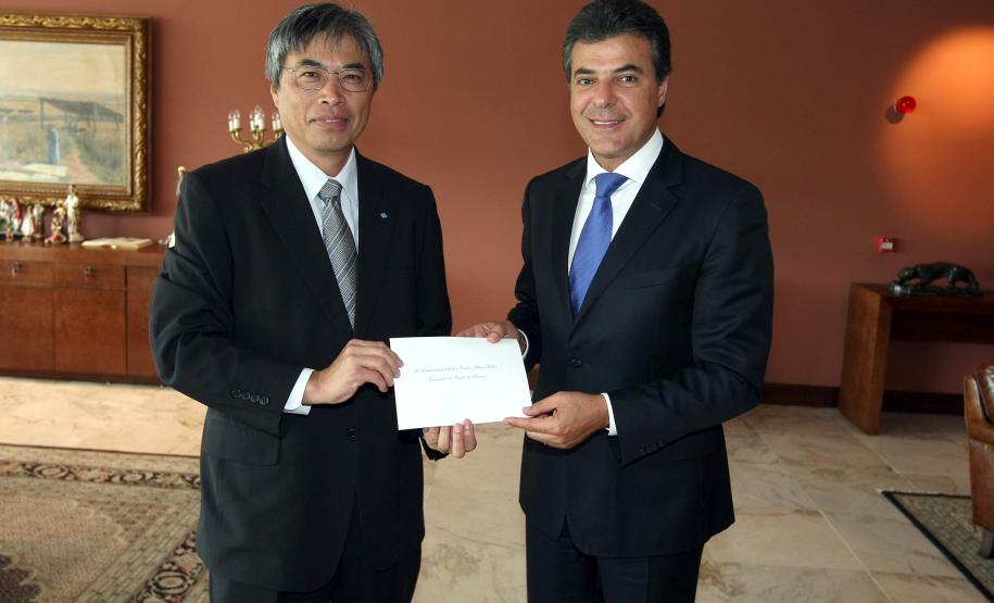 Sumitomo inaugura em outubro fábrica para 1,5 mil empregos O governador Beto Richa recebeu no dia 23 de abril, no Palácio Iguaçu, em Curitiba, o diretor-presidente da Sumitomo no Brasil, Ippei Oda. O dirigente entregou ao governador um convite para a inauguração, em 3 de outubro, da nova fábrica da Sumitomo em Fazenda Rio Grande.