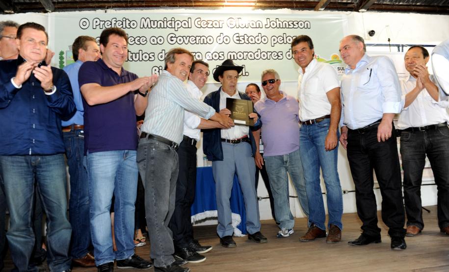 O governador Beto Richa entregou no dia 27 de abril, em Itaperuçu, na Região Metropolitana de Curitiba, 353 títulos de regularização fundiária para famílias que viviam em terras devolutas (áreas que não foram tituladas) nos municípios de Rio Branco do Sul, Itaperuçu, Adrianópolis e Tunas do Paraná.