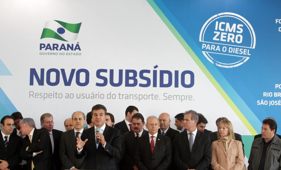 O governador Beto Richa sancionou no dia 06 de maio o projeto de lei que isenta do Imposto sobre Circulação de Mercadorias e Serviços (ICMS) o óleo diesel usado no transporte coletivo de 21 municípios paranaenses.
