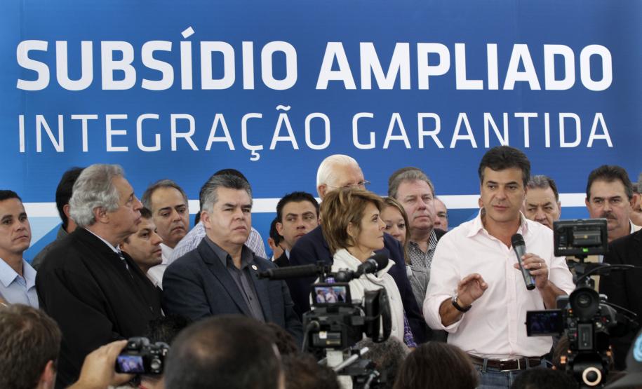 Richa aumenta subsídio para R$ 76,6 milhões e garante integração do transporte da RMC O governador Beto Richa anunciou no dia 11 de maio a ampliação do subsídio ao transporte de Curitiba e Região Metropolitana, que passa a ser de R$ 76,6 milhões por ano.