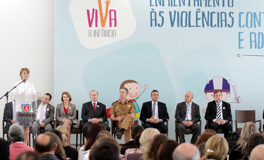 O governador em exercício Flávio Arns e a secretária estadual da Família e Desenvolvimento Social, Fernanda Richa, apresentaram no dia 20 de maio, em Curitiba, a campanha Viva a Infância.