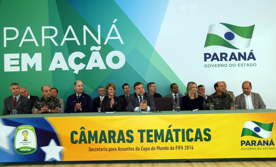 Governador em exercício reforça avanços econômicos e sociais com a Copa 2014 O governador em exercício Flávio Arns , a secretária da Família e Desenvolvimento Social, Fernanda Richa, participaram da reunião com os integrantes das nove câmaras temáticas da Copa do Mundo da Fifa 2014.