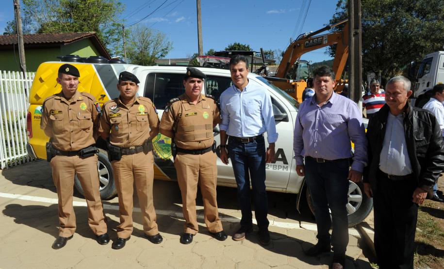 O governador Beto Richa esteve, em Doutor Ulysses, na RMC, para entregar uma Patrulha do Campo, formada por máquinas para a recuperação de estradas rurais, que atenderão Doutor Ulysses, Adrianópolis, Bocaiúva do Sul e Cerro Azul.