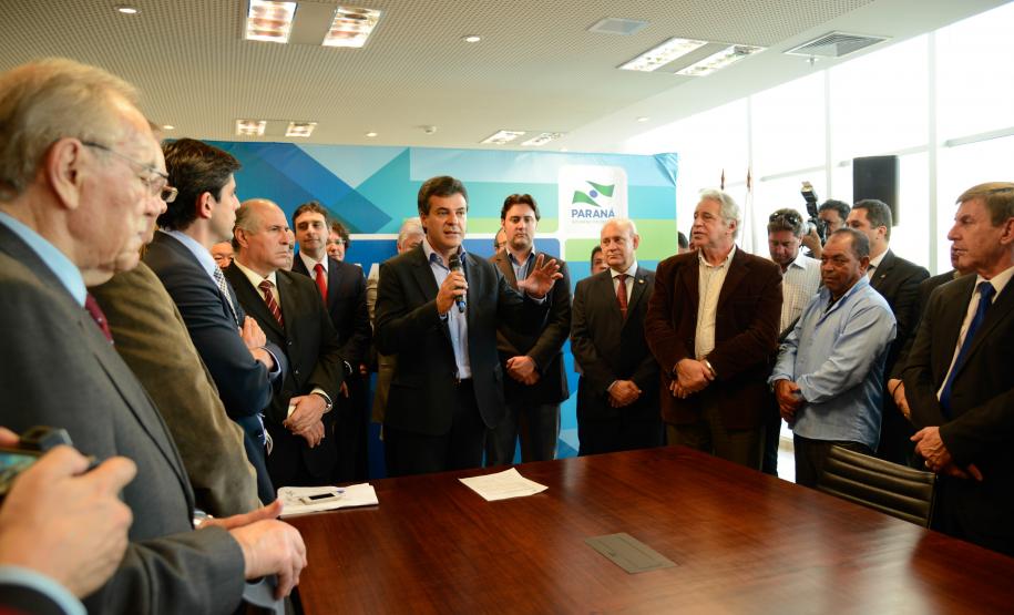 O governador Beto Richa anunciou nesta quarta-feira (12/06) uma redução de R$ 0,10 no preço das passagens de ônibus da rede não integrada da Região Metropolitana de Curitiba (RMC). A