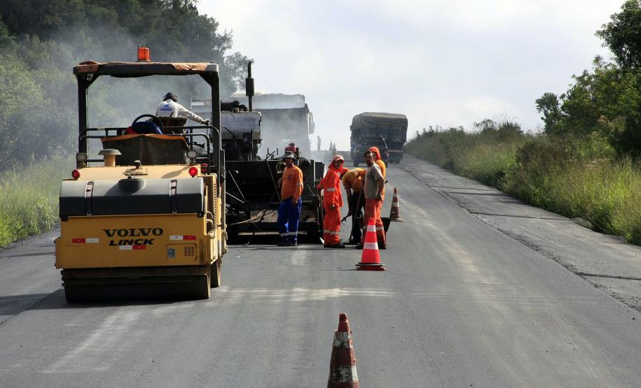 Obras em rodovias beneficiam população da região Leste da RMC O Departamento de Estradas de Rodagem (DER-PR) - pertencente à Secretaria de Infraestrutura e Logística - está trabalhando na conservação e recuperação ao longo de 127 quilômetros de rodovias na região Leste do Paraná.