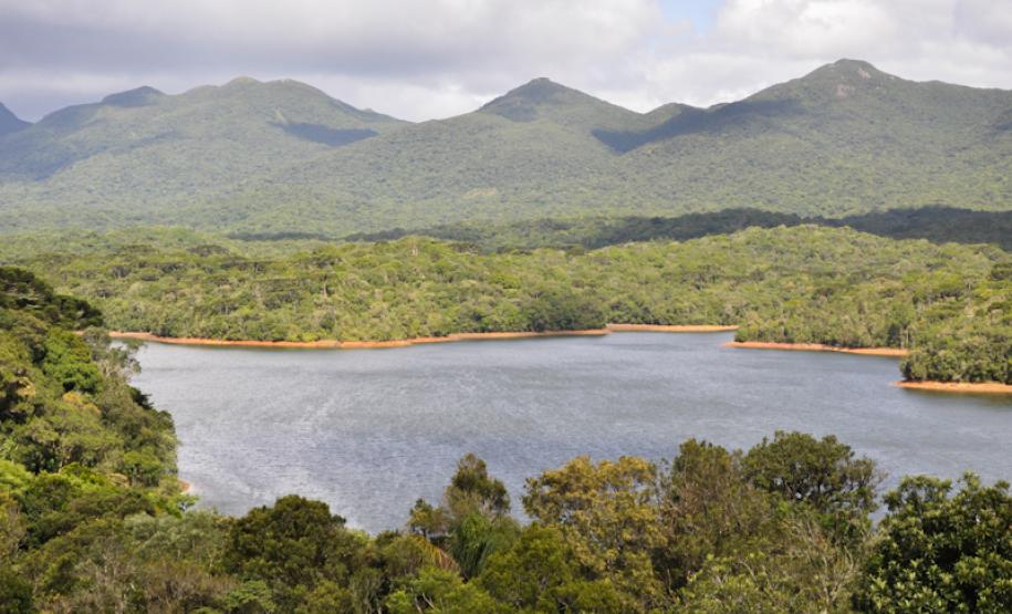 Parques ambientais para drenagem e contenção de enchentes na RMC A Comec está desenvolvendo projetos para concepção de 05 parques ambientais além de um plano diretor que prevê as diretrizes de ocupação do Rio Iguaçu.