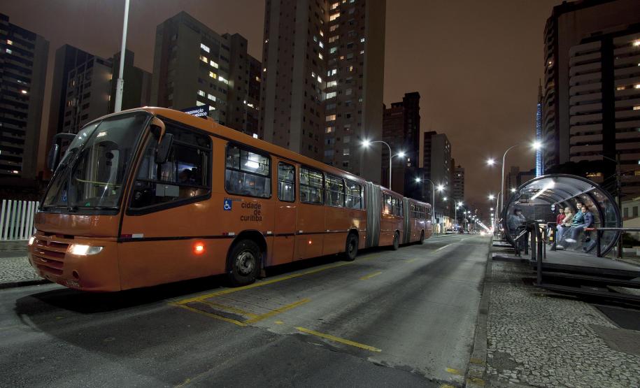 A prefeitura de Curitiba anunciou a redução de R$ 0,15 na tarifa dos transportes coletivos. O novo preço, R$ 2,70,  passa a valer a partir de 1º de julho.