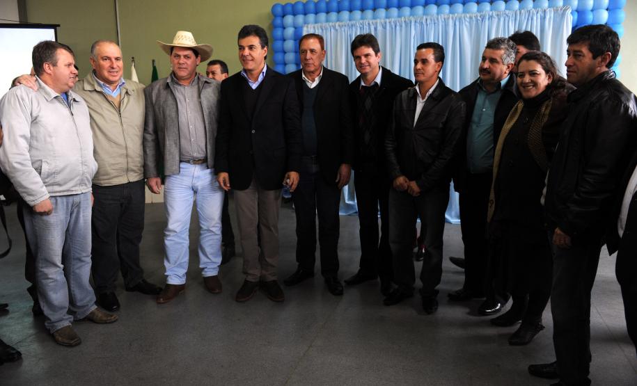 Governador Beto Richa, acompanhado pelo Prefeito em exercicio, Márcio Claudio Wozniack, primeira-dama, Cintia Wosniack, deputados, Francisco Buhrer e Mauro Moraes, sub-chefe da Casa Civil, Guto Silva, prefeito de Agudos do Sul, Antonio Gonçalves e demais autoridades