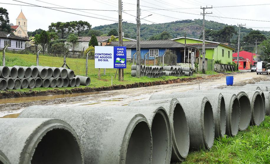 As equipes contratadas pelo Departamento de Estradas de Rodagem (DER-PR), da Secretaria de Estado da Infraestrutura e Logística, começaram as obras do contorno rodoviário de Agudos do Sul