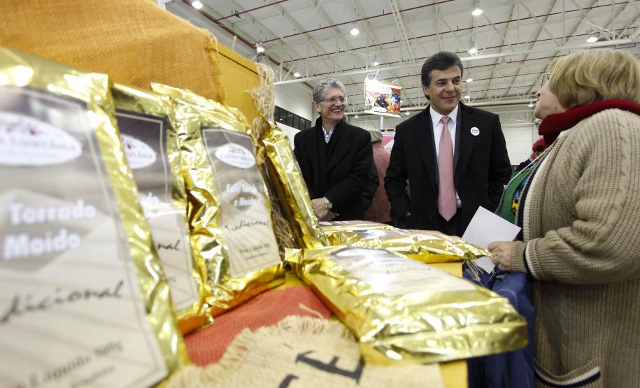 Richa abre Feira Sabores e reafirma compromisso com pequenos produtores O governador Beto Richa afirmou no dia 24 de julho, na abertura da 14ª Feira Sabores do Paraná, que o apoio à agricultura familiar é um dos principais compromissos do seu governo.