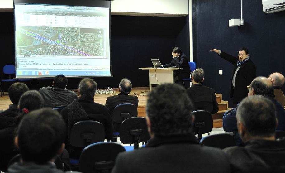 Técnicos do Departamento de Estradas de Rodagem (DER-PR) apresentaram no dia 25 de julho a representantes das prefeituras de Piraquara e Pinhais o projeto básico de duplicação da rodovia PR 415, que liga os dois municípios.