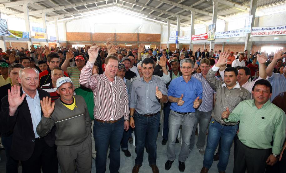 Richa entrega novo prédio da escola rural de Piên O governador Beto Richa esteve em Pien onde inaugurou uma escola, visitou a Exposição do Produtor e o Terminal Rodoviario