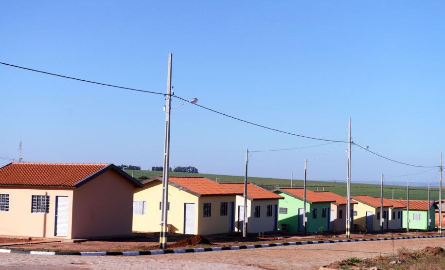 No Dia da Habitação, famílias paranaenses ganham novos lares A meta do governo do Estado é atender 110 mil famílias paranaenses das cidades e do campo até 2014 com moradia digna.