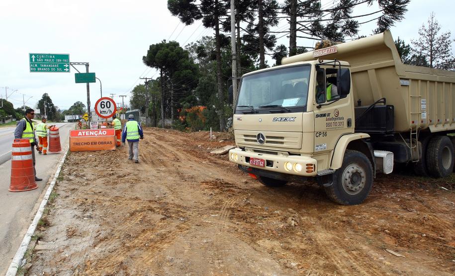 Começa a duplicação da Rodovia da Uva na RMC Já começaram as obras para aumentar o número de pistas da Rodovia da Uva (PR-417), que liga Curitiba ao município de Colombo, na região metropolitana.