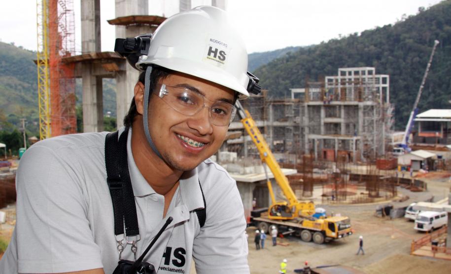 O Governo do Estado está em negociações com empresas do setor cimenteiro para atrair R$ 1 bilhão em investimentos à região e criar 10 mil empregos