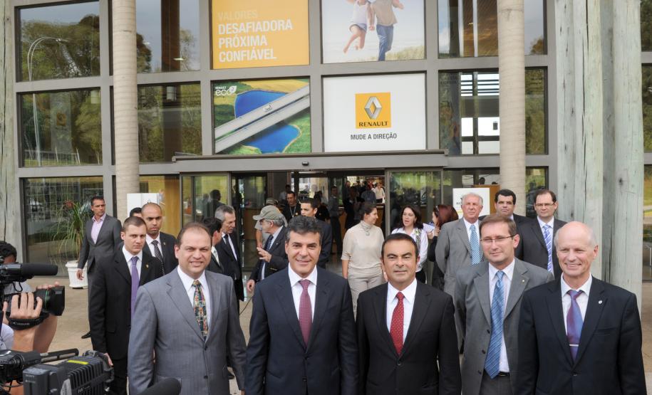 O governador Beto Richa e o presidente mundial do grupo Renault-Nissan, Carlos Ghosn, visitam a planta da montadora que receberá investimento de R$ 1,5 bilhão.Curitiba, 05/10/2011.Foto: Ricardo Almeida / AENotícias