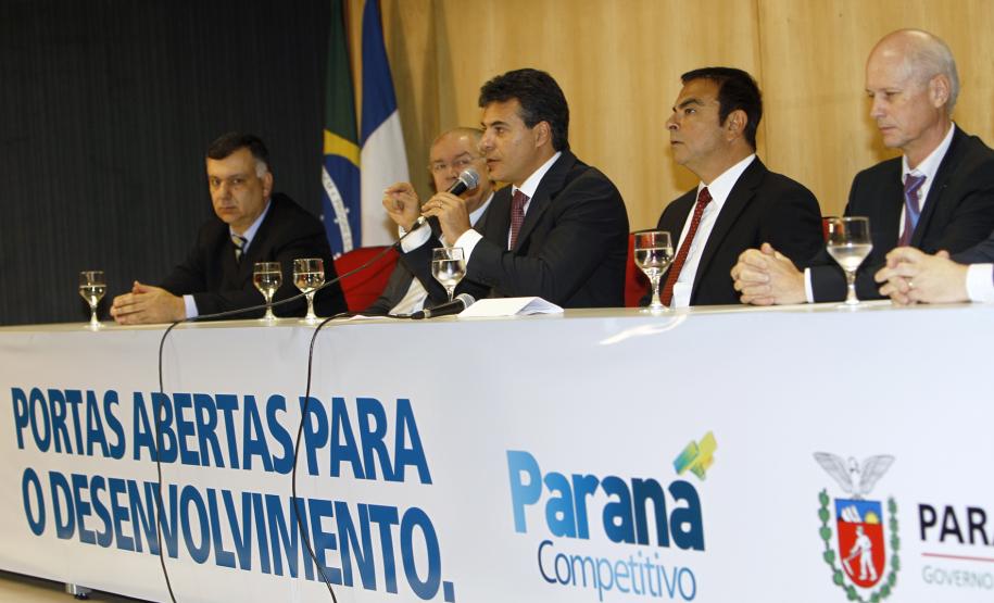 O governador Beto Richa e o presidente mundial da aliança Renault-Nissan, Carlos Ghosn, assinam protocolo de intenções em solenidade no Palácio das Araucárias, para enquadrar novo investimento da montadora francesa no programa Paraná Competitivo. Curitiba, 05.10.2011. Foto: Orlando Kissner / AENotícias