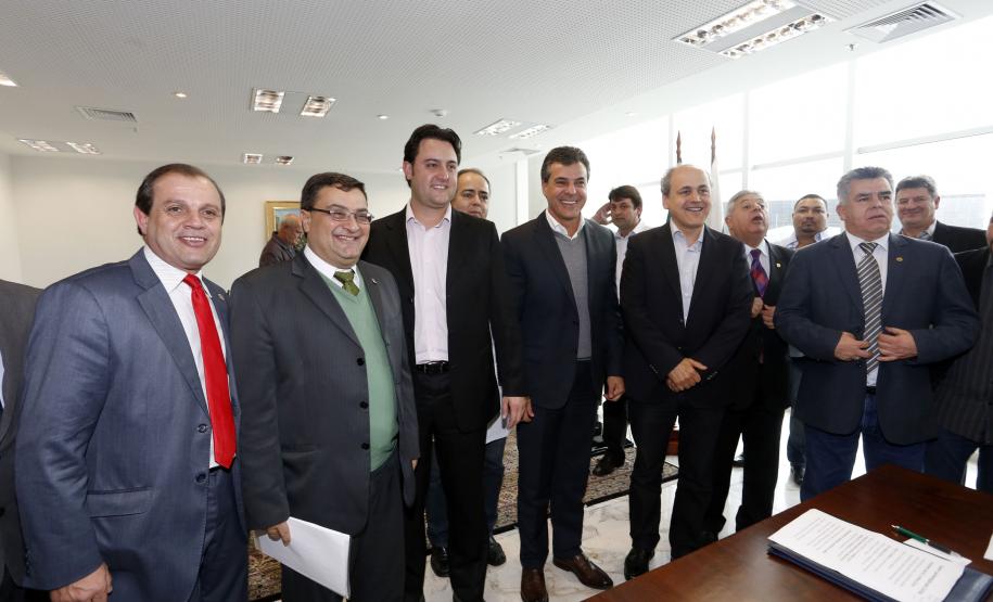 Estado destina a Curitiba R$ 70 milhões para saúde e infraestrutura O governador Beto Richa e o prefeito da capital, Gustavo Fruet, assinaram convênios para compra de mobiliário e de equipamentos médico-hospitalares e odontológicos para unidades básicas de saúde e para pavimentação de ruas na capital.