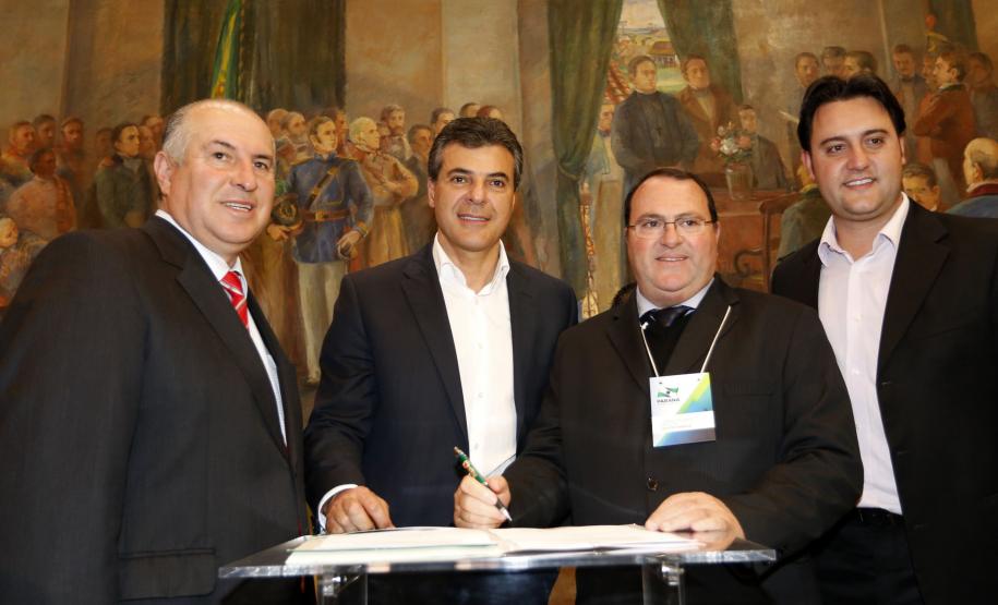 Richa autoriza licitação para obras e equipamentos em 23 municípios Governador Beto Richa autoriza licitações e homologações para obras viárias e de infraestrutura urbana em 23 municípios paranaenses. Na foto, prefeito de Quatro Barras, Loreno Tolardo