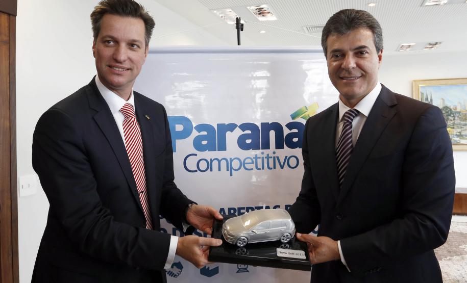 Volkswagen vai ampliar fábrica de São José dos Pinhais O governador Beto Richa e o presidente da Volkswagen no Brasil, Thomas Schmall, formalizaram a parceria entre o governo estadual e a empresa para ampliação da fábrica de São José dos Pinhais.