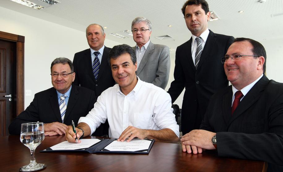 Municípios da RMC terão compensação por mananciais O governador Beto Richa assinou alteração no decreto 3.788/2012, que trata do pagamento da compensação financeira aos municípios da RMC que fornecem água para a Sanepar.