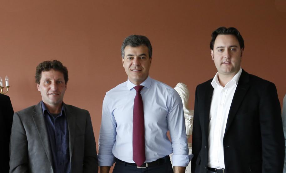 Richa libera R$ 13 milhões para Piraquara asfaltar 19 ruas O prefeito Marcus Tesserolli, o governador Beto Richa e o secretário do Desenvolvimento Urbano, Ratinho Junior.