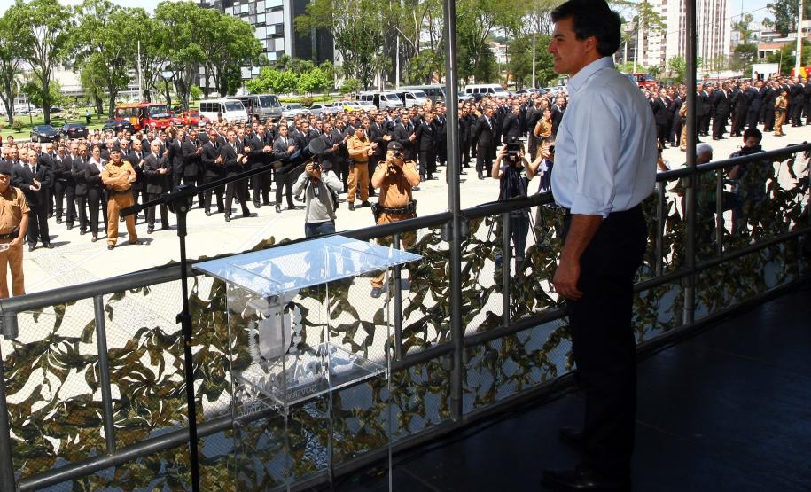 Richa recebe os novos policiais e bombeiros contratados pelo governo O governador Beto Richa recebeu 800 novos policiais e 113 bombeiros que atuarão em Curitiba, Região Metropolitana e Litoral e 30 policiais dos Campos Gerais - que representou o efetivo que atuará na região.