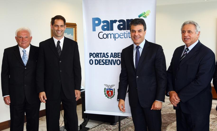 Estado garante incentivos para indústrias na RMC Beto Richa assinou protocolos para inclusão de duas empresas no Paraná Competitivo, uma em São José dos Pinhais e outra em Almirante Tamandaré.