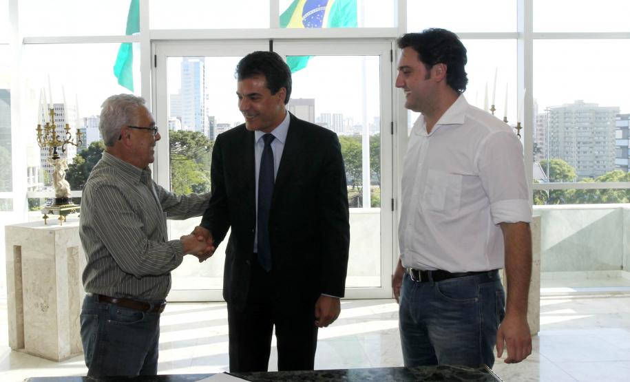 Richa autoriza repasse de R$ 2 milhões para pavimentação em Campo Largo O prefeito de Campo Largo Affonso Portugal Guimarães, o governador Beto Richa e o secretário de Desenvolvimento Urbano Ratinho Júnior na assinatura do convênio.