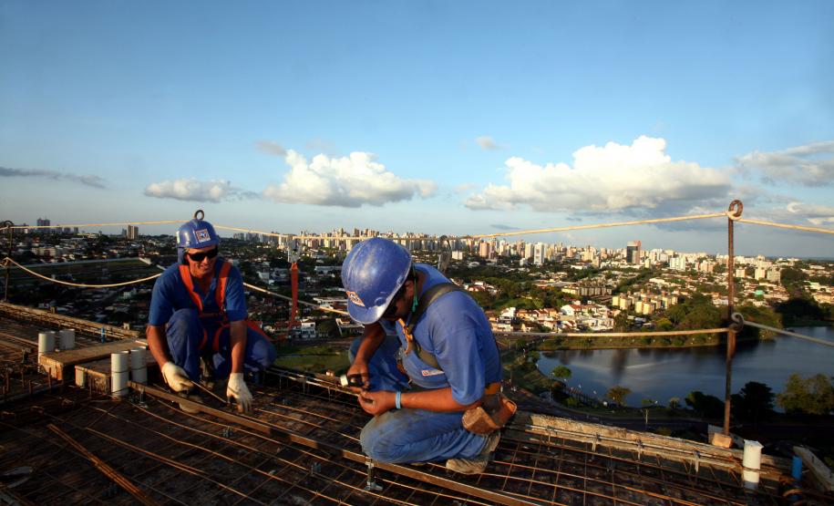 PR cria 8.199 empregos em outubro e 126.562 desde janeiro O Paraná cria 8.199 empregos com carteira assinada em outubro, crescimento de 0,30% em relação ao estoque de assalariados no mês anterior, segundo dados do Ministério do Trabalho e Emprego.