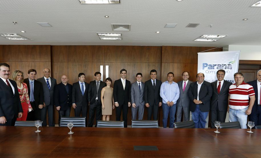 Adrianópolis terá fábrica de cimentos da CVR O governador Beto Richa assinou no dia 09 de dezembro protocolo de intenção com a CVR - Companhia Vale do Ribeira para a construção de uma fábrica de cimento em Adrianópolis, na RMC.