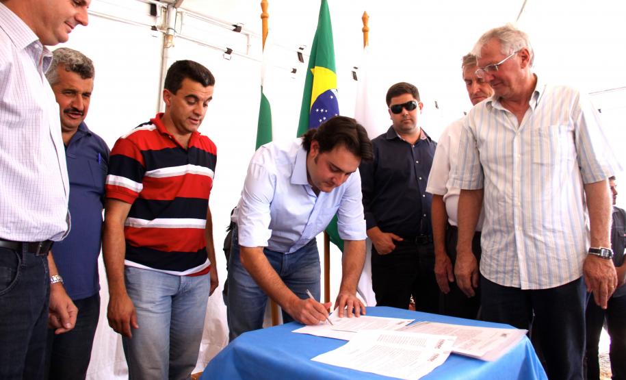 O secretário Ratinho Jr confirmou repasse de R$ 1,4 milhão para a pavimentação asfáltica da Avenida Curitiba, em Fazenda Rio Grande (RMC).