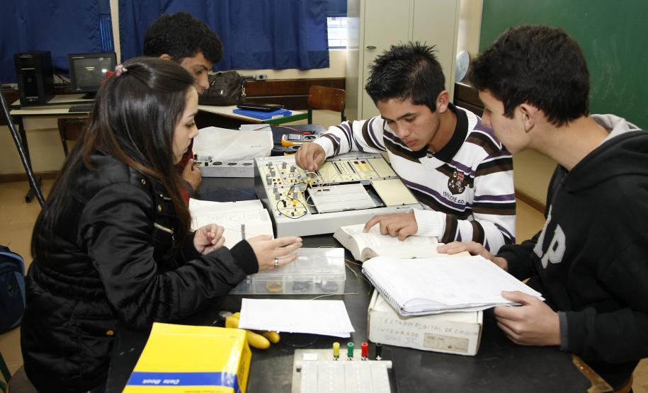 Curitiba: obras em 4 colégios vão beneficiar 4,5 mil estudantes Quatro colégios estaduais de Curitiba que oferecem cursos técnicos profissionalizantes junto com o ensino médio começam o primeiro trimestre de 2014 com obras de ampliação.