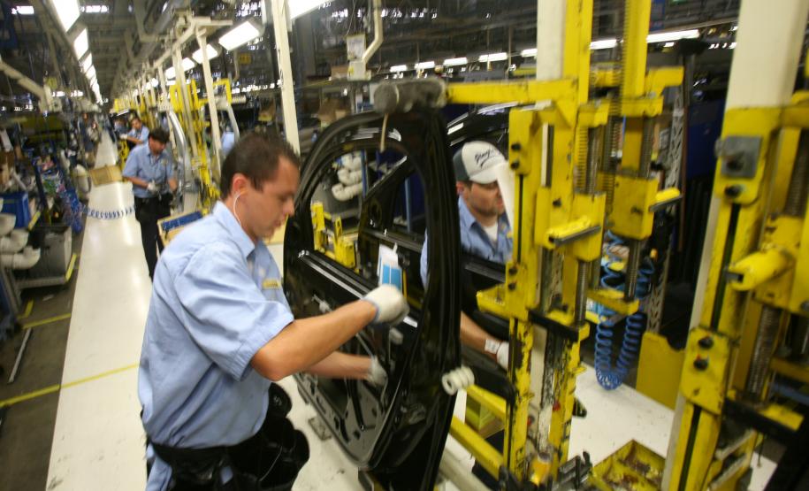 Produção da indústria do PR cresce mais que a média brasileira A produção da indústria paranaense cresceu 12,2% em novembro de 2013, no comparativo com o mesmo mês de 2012, segundo pesquisa do IBGE.