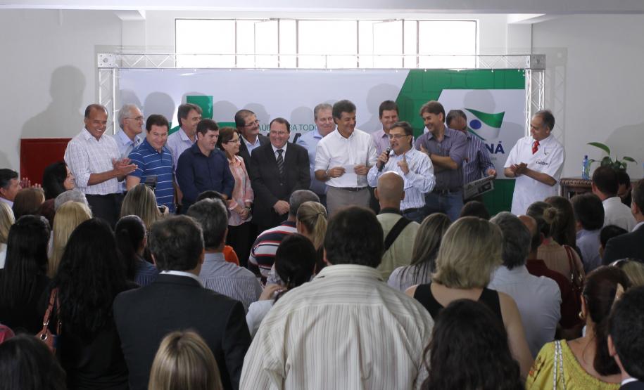 Richa entrega equipamentos do Telessaúde para RMC O governador Beto Richa entregou os kits de equipamentos para a implantação do programa Telessaúde Paraná Redes na RMC.