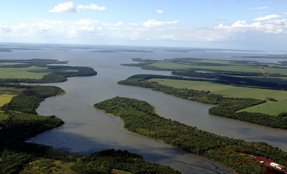 Paraná terá plano integrado para emergências ambientais O Paraná terá um plano de ações integradas de Prevenção, Preparação e Resposta Rápida a Emergências Ambientais com Produtos Químicos Perigosos (P2R2), com foco nas áreas suscetíveis à contaminação, especialmente os mananciais de abastecimento de água.