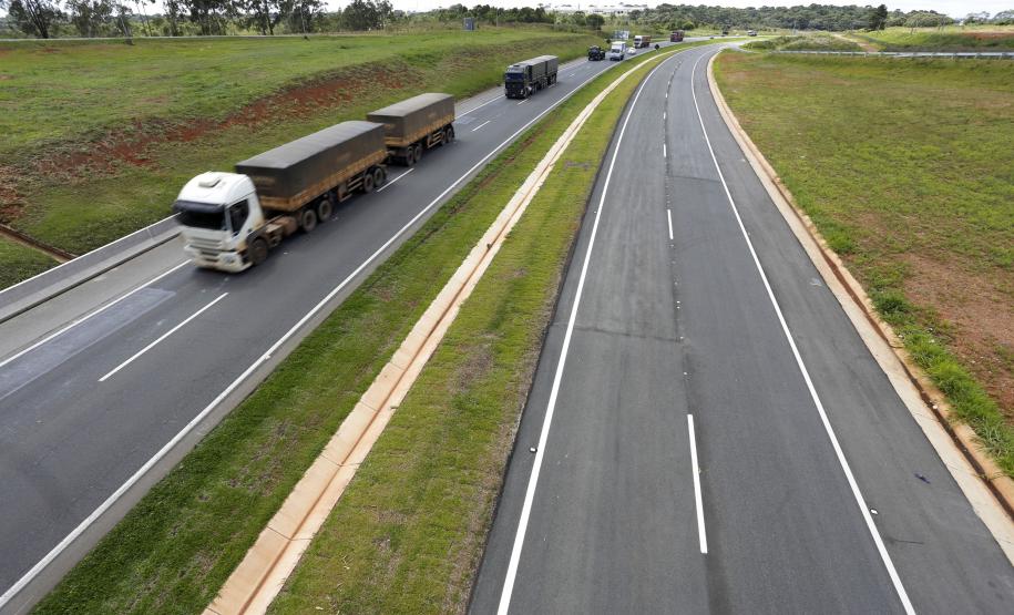 Duplicação entre Campo Largo e Curitiba melhora a vida de moradores e motoristas A liberação dos primeiros sete quilômetros duplicados da BR-277, em Campo Largo, beneficia diretamente os moradores dos bairros que margeiam a rodovia e centenas de motoristas que utilizam diariamente o trecho.