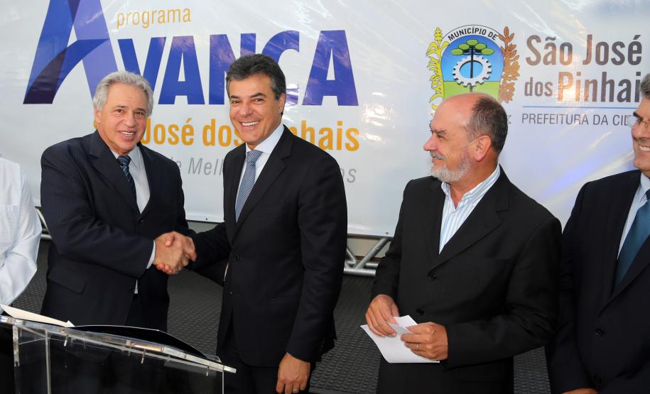Richa assina contrato para ampliação do saneamento em São José dos Pinhais Prefeito de São José dos Pinhais, Luiz Carlos Setim, governador Beto Richa e presidente da Sanepar, Fernando Ghignone.