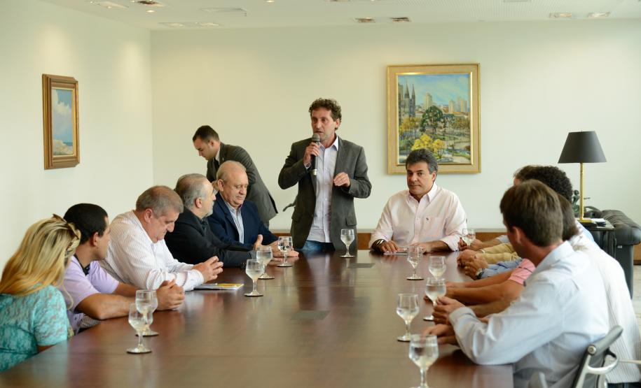 Cerimônia da assinatura da  licitação para pavimentação de vias urbanas em Piraquara, na RMC.