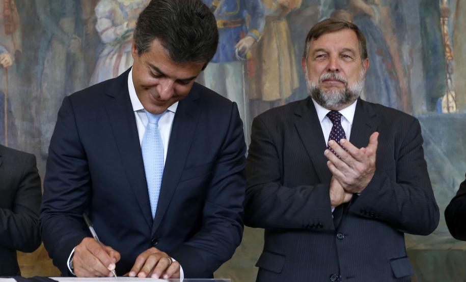 Governador autoriza construção de 17 escolas, além de reformas e ampliações O governador Beto Richa e o vice-governador Flavio Arns na cerimônia de assinatura de autorização para obras em 34 escolas estaduais, em 27 municípios, beneficiando diretamente mais de 40 mil alunos.