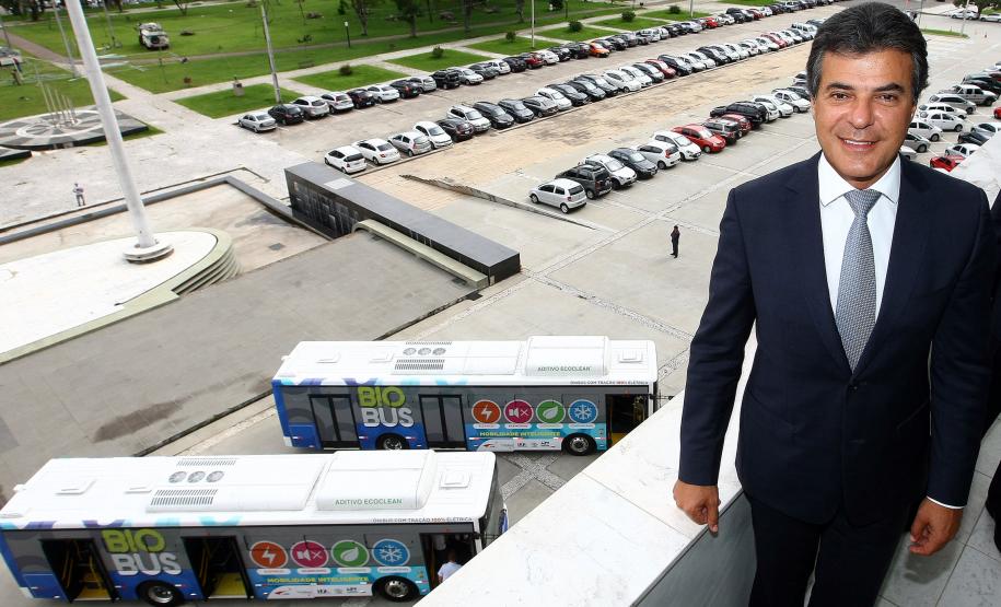 Governo testa ônibus elétrico na linha Curitiba-São José dos Pinhais O Governo do Estado vai testar ônibus elétrico, o Biobus, na linha não integrada Curitiba-São José dos Pinhais. São dois veículos para o transporte de 700 pessoas ao dia.