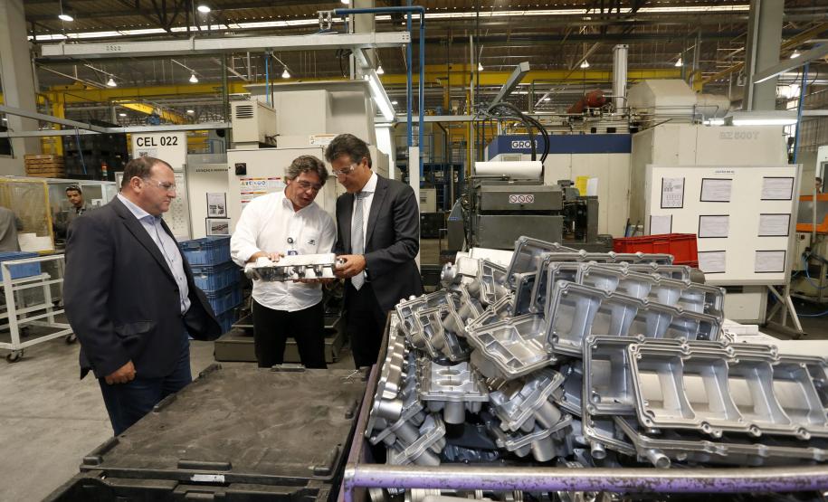 Governador inaugura indústria em Quatro Barras Governador participou da inauguração da Metalfrakt. Na foto, o governador Beto Richa, o presidente da Metalkraft, José Luis Rauch, e o prefeito de Quatro Barras, Loreno Tolardo.