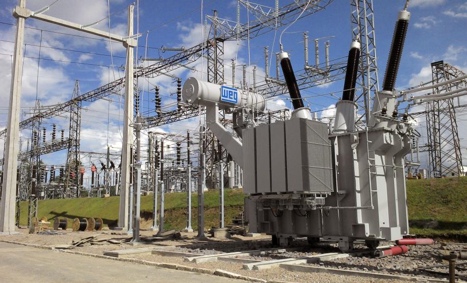 Copel amplia oferta de energia na RMC A Copel concluiu mais uma obra na rede de transmissão de energia de Curitiba. Foram investidos R$ 11,5 milhões na subestação Uberaba, que opera na tensão de 230 mil volts (kV) e passa a contar com dois novos transformadores. A ampliação proporciona um aumento da oferta de energia na parte leste da capital e municípios vizinhos.Foto: Divulgação Copel