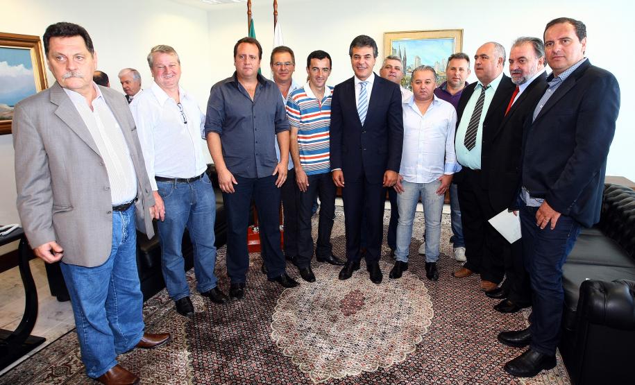 Richa libera recursos para asfaltar ruas de 13 municípios O governador Beto Richa assinou autorização de licitação e homologação para obras de pavimentação e recape de ruas de 13 municípios, sendo 06 da RMC.